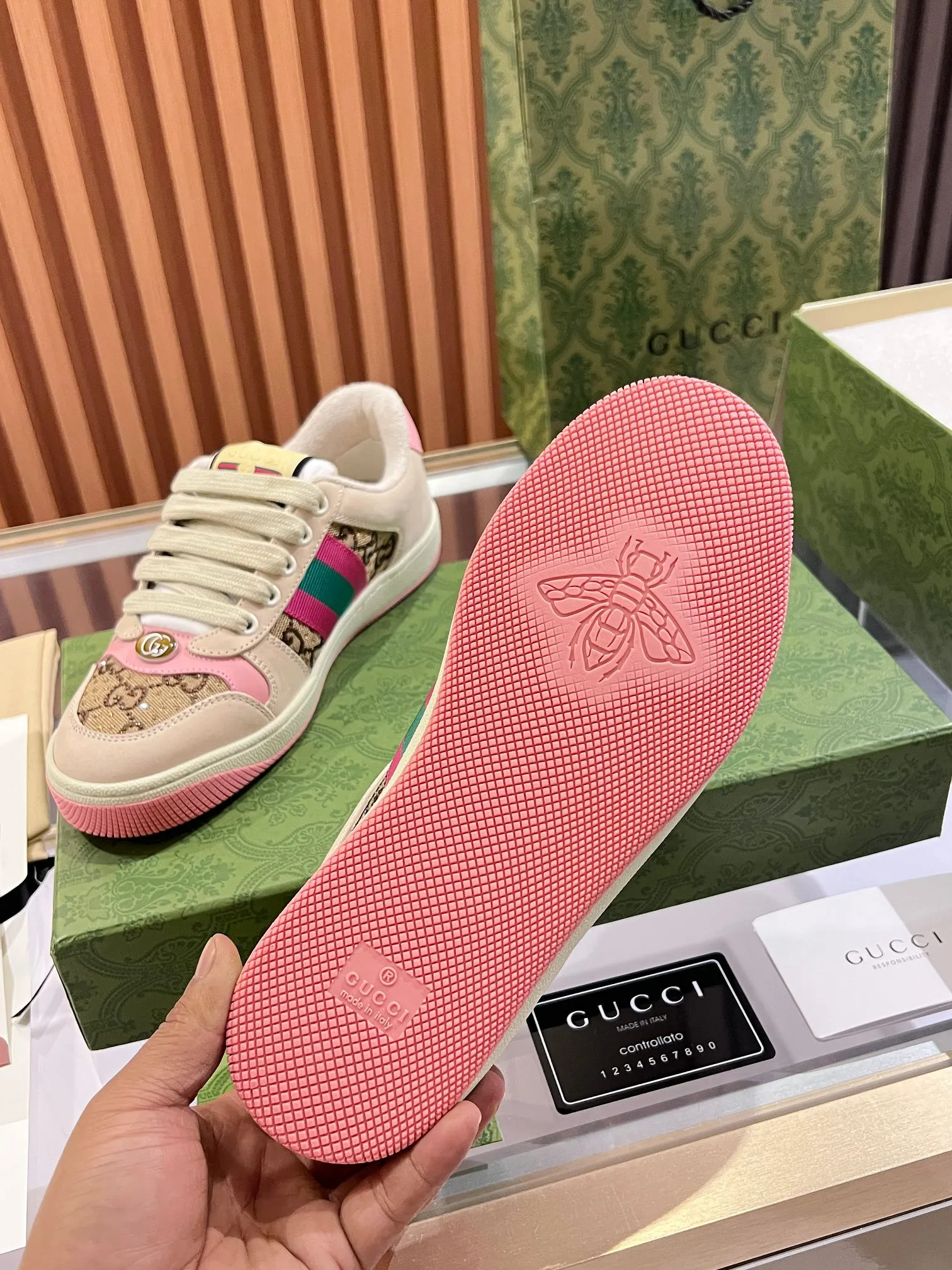 👟👟Ex-factory price 540👟👟 ⚡️Gucci Dirty Shoes Top factory quality, impeccable at the counter, the comfort is incredible. Retro distressed elements, washed retro logo on the tongue, metal double LOGO, 99% recognizable, full of Gucci elements; terry cloth lining, cowhide foot pads and 3mm latex are much more comfortable than real leather shoes. Environmentally friendly TPU wear-resistant outsole, soft and elastic. The inside of the tongue is made of imported elastic bands, which have great tension and won't strangle your feet. I don't develop the shoes without the original version. Only by getting the original version can the shoes be accurate and beat the market version instantly. Every stitch and every stitch is very tight and full. The debugging process is the most painstaking and requires no less than a hundred modifications before it is adjusted to the perfect state so that it can be worn comfortably by all foot types! Size 35-40 women’s model)